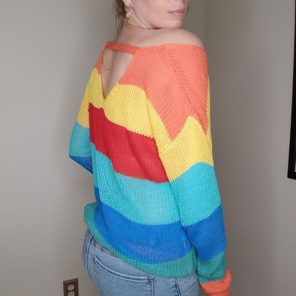 Bold striped sweater with back cutout - Picture 10 of 10